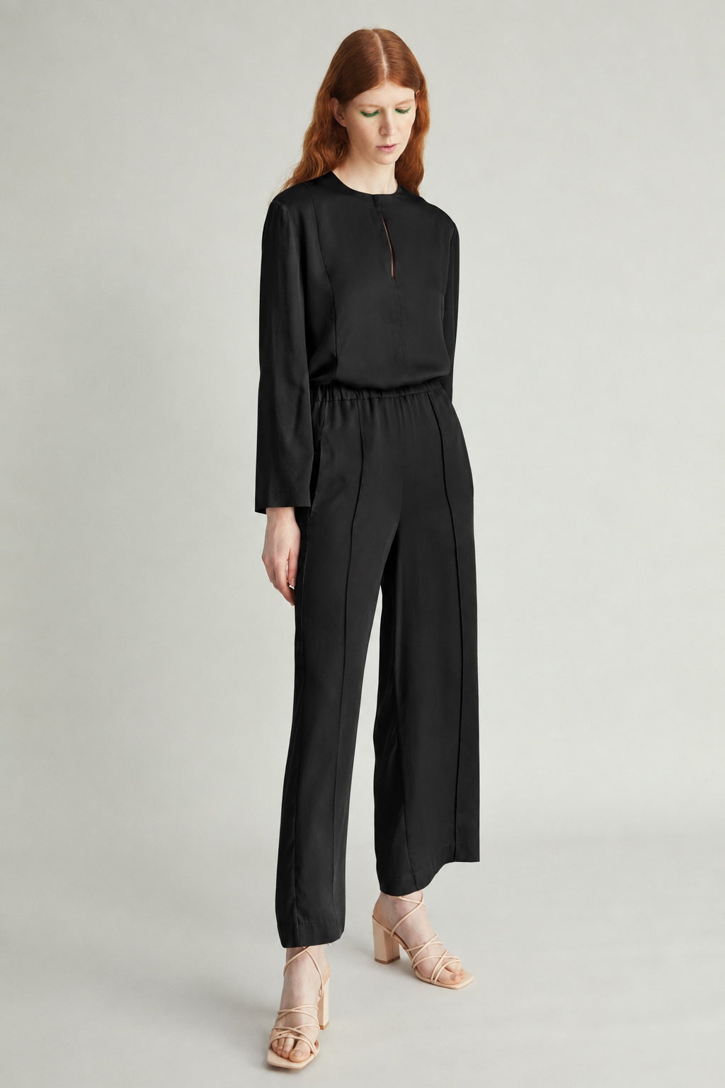 STRAIGHT PANTS MOTION / 02