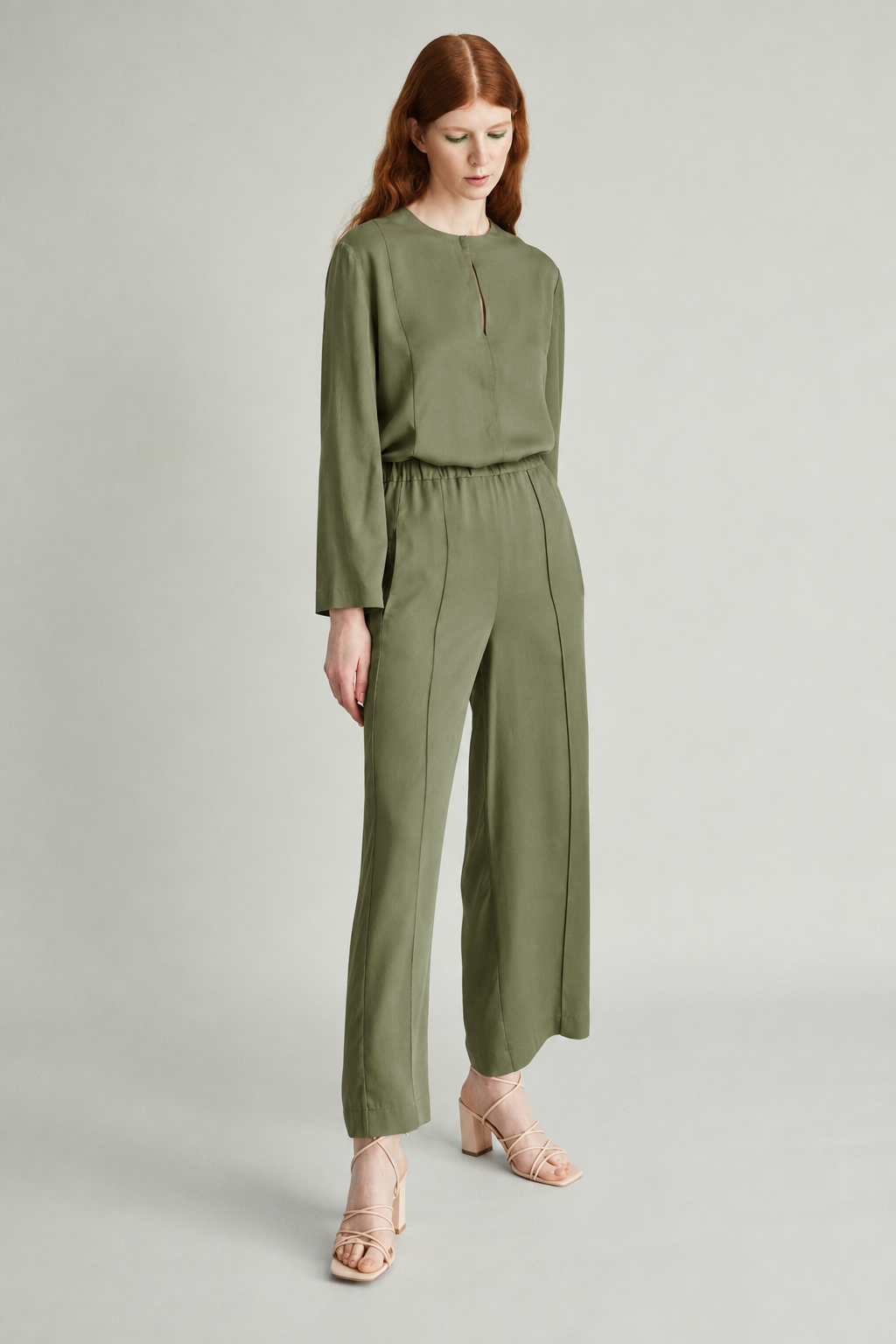STRAIGHT PANTS
MOTION / 02
