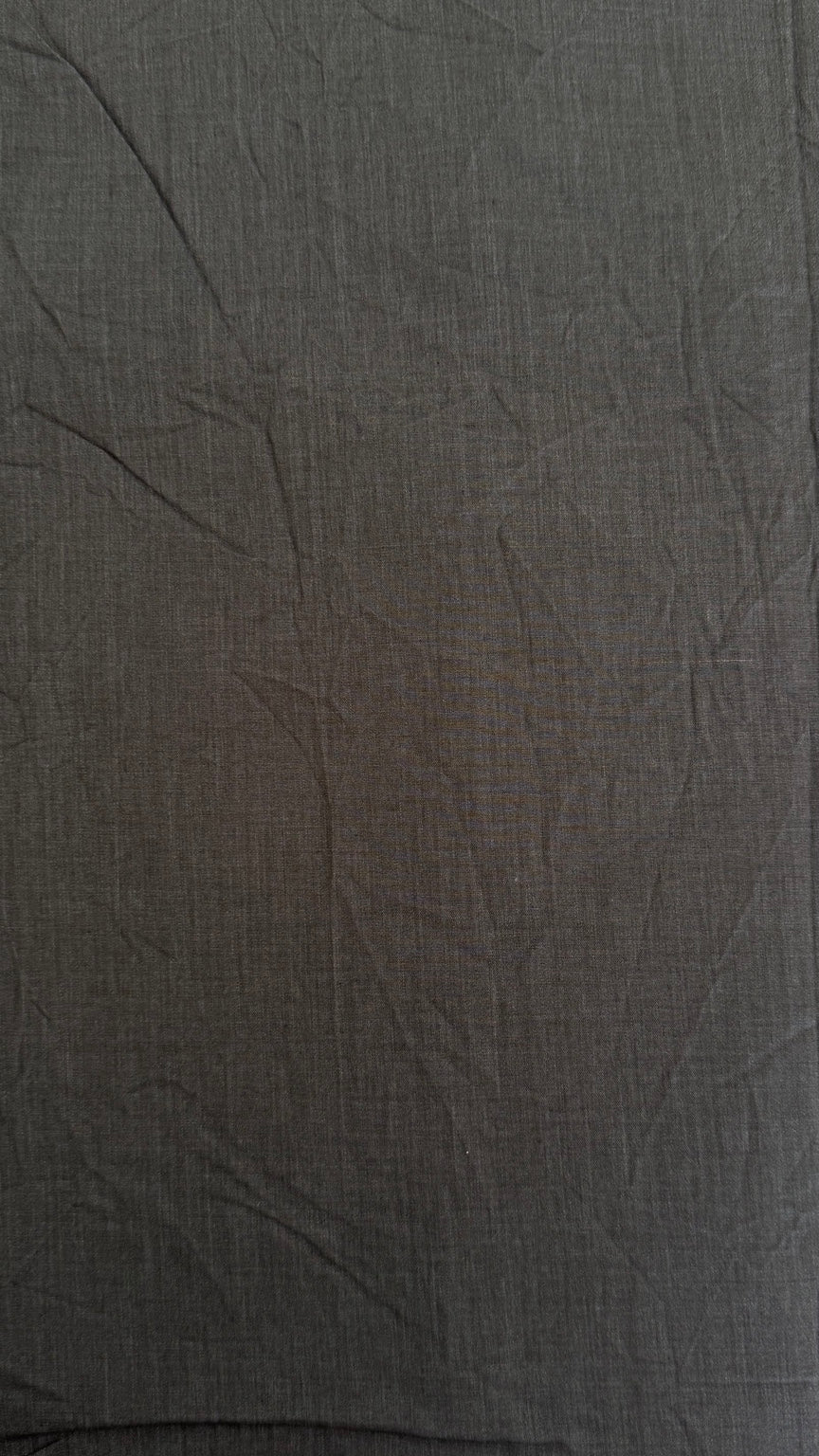 Close-up of the grey crinkled reverse fabric of the MESNIKOVICH PLISSÉ / 01 reversible short vest
